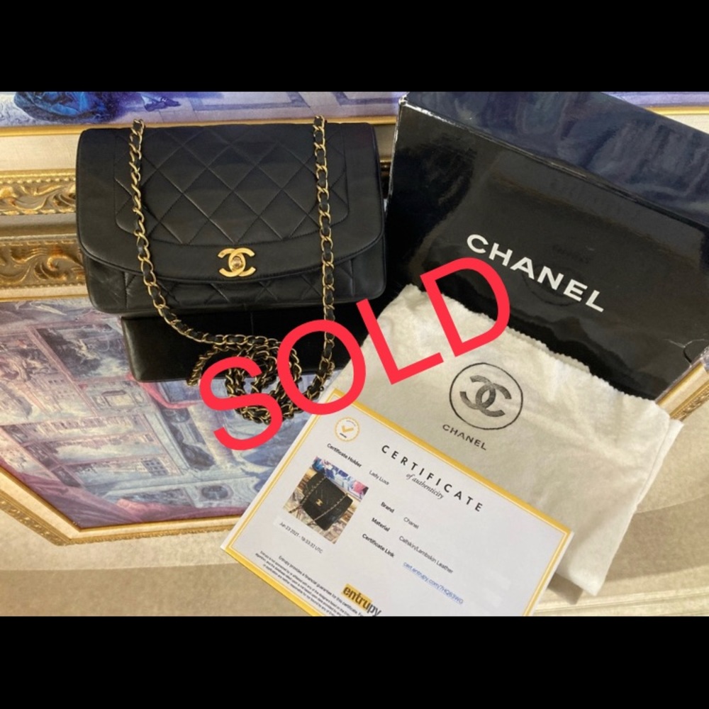 CHANEL Diana Medium Flap Bag
